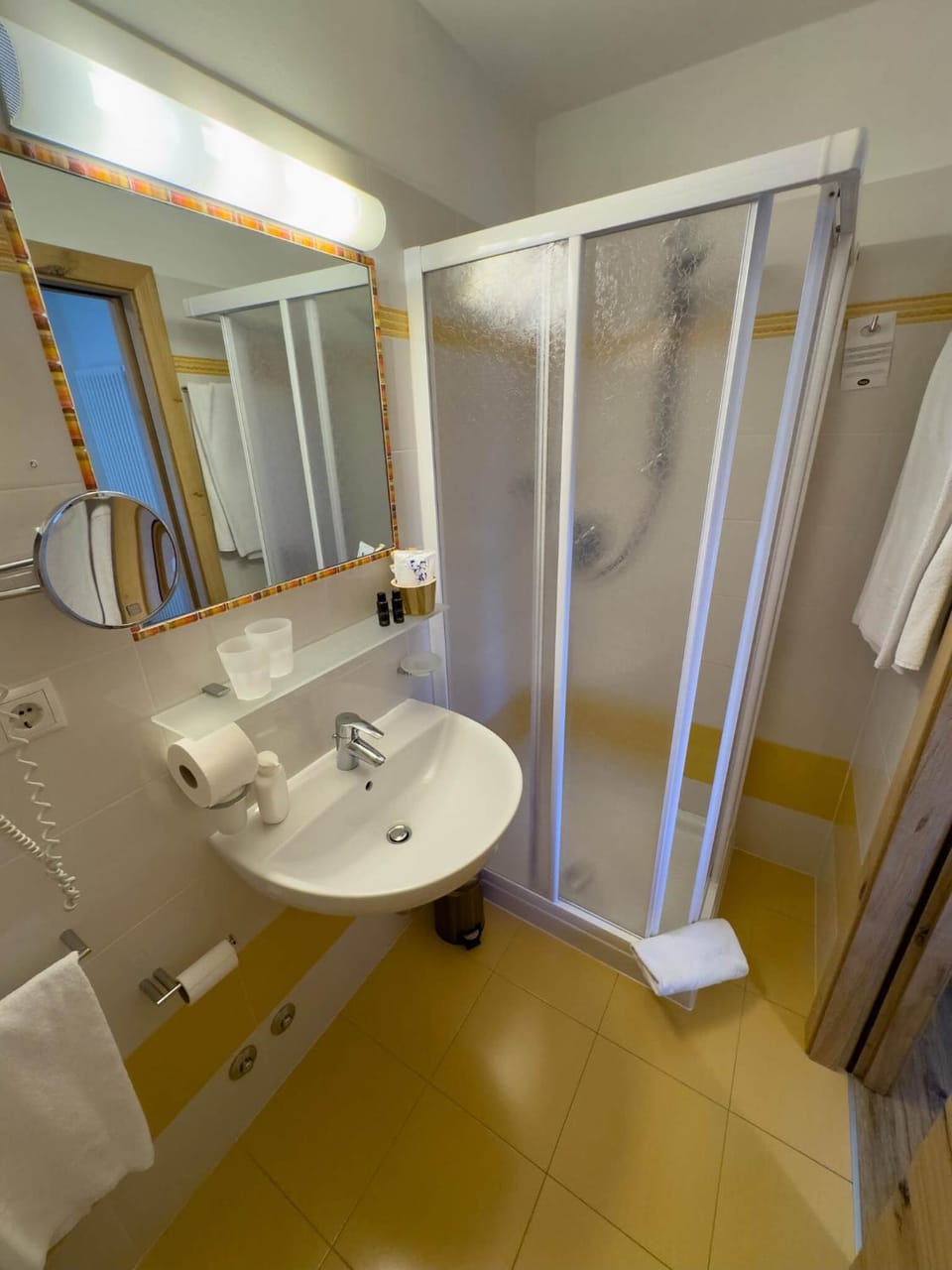 Shower, Bathroom, towels