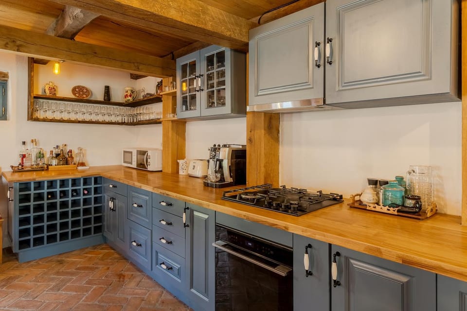 Coffee/tea facilities, Kitchen or kitchenette, Kitchen or kitchenette, dishwasher, microwave, oven, stove, toaster
