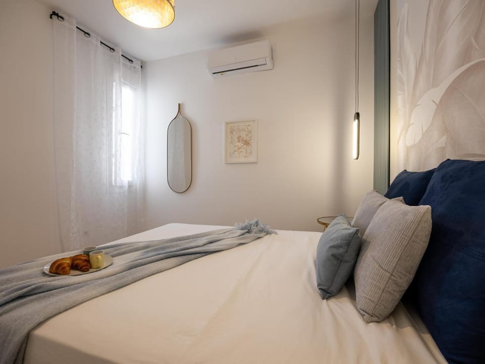Bed, Photo of the whole room, Bedroom, air conditioner