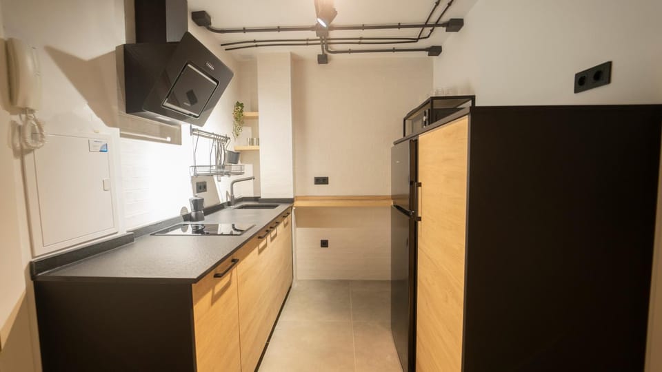 Kitchen or kitchenette, minibar, oven, stove