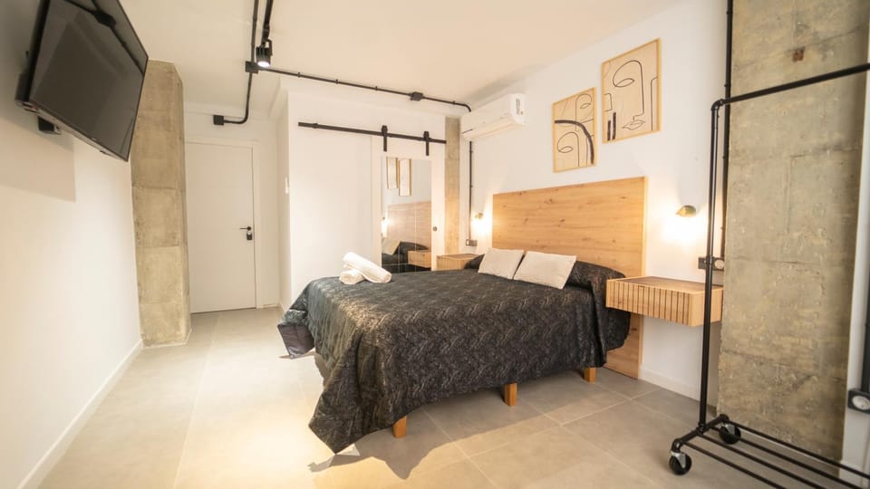 Bed, TV and multimedia, Photo of the whole room, Bedroom