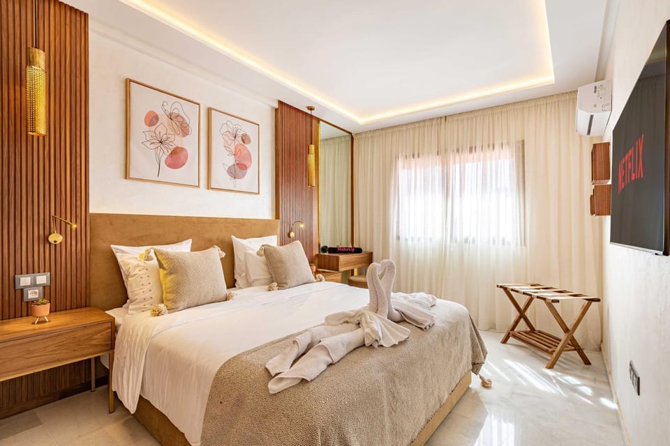 Bed, Bedroom, towels