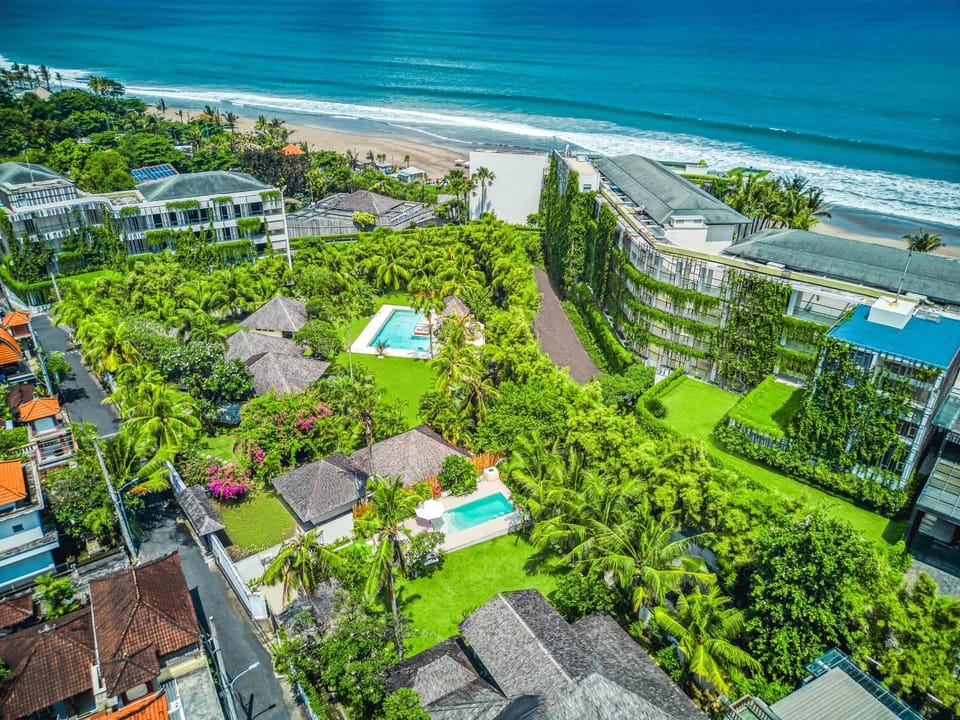 Spacious 2 Villas combined 9 bedrooms 2 pools House in North Kuta