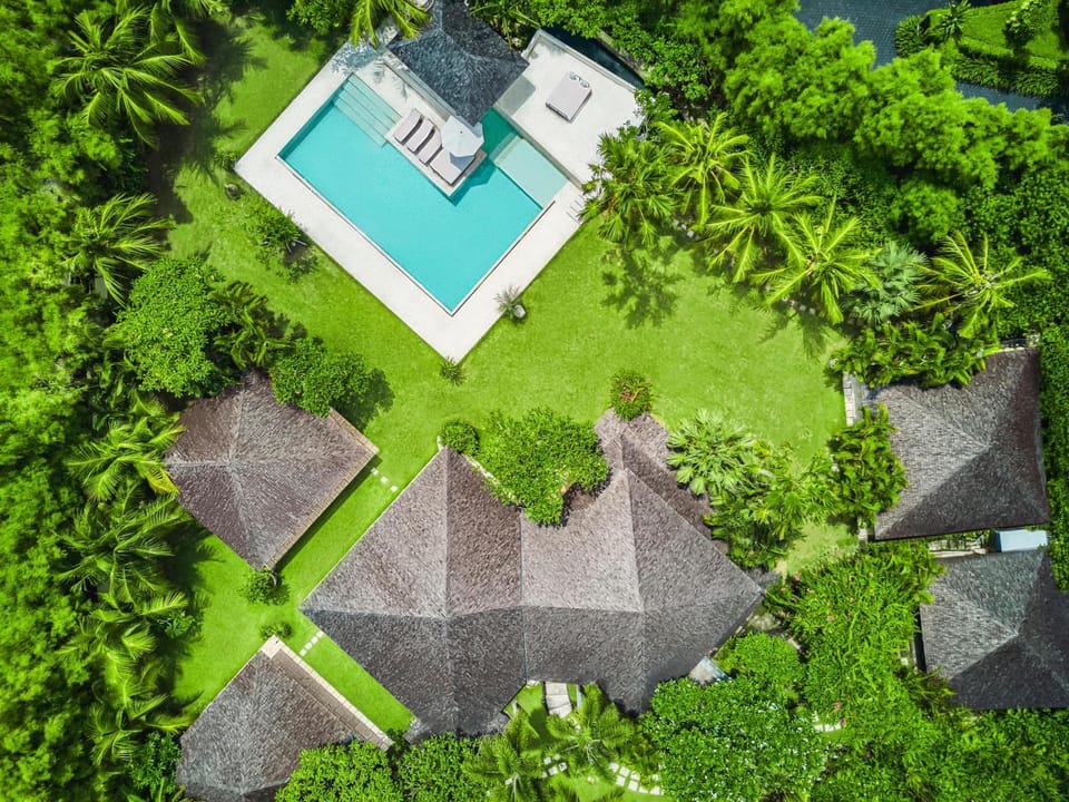 Spacious 2 Villas combined 9 bedrooms 2 pools House in North Kuta