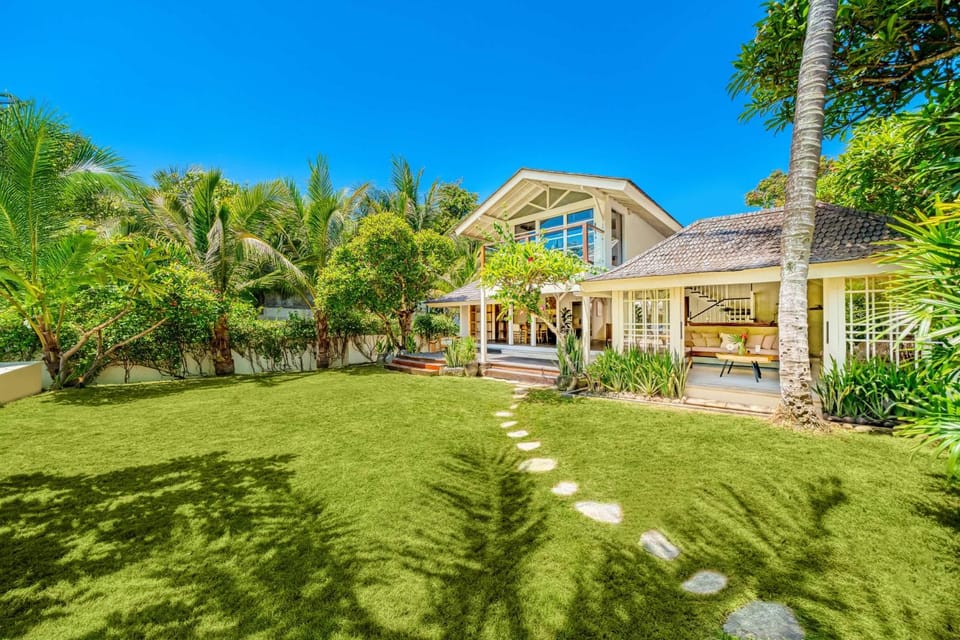 Spacious 2 Villas combined 9 bedrooms 2 pools House in North Kuta