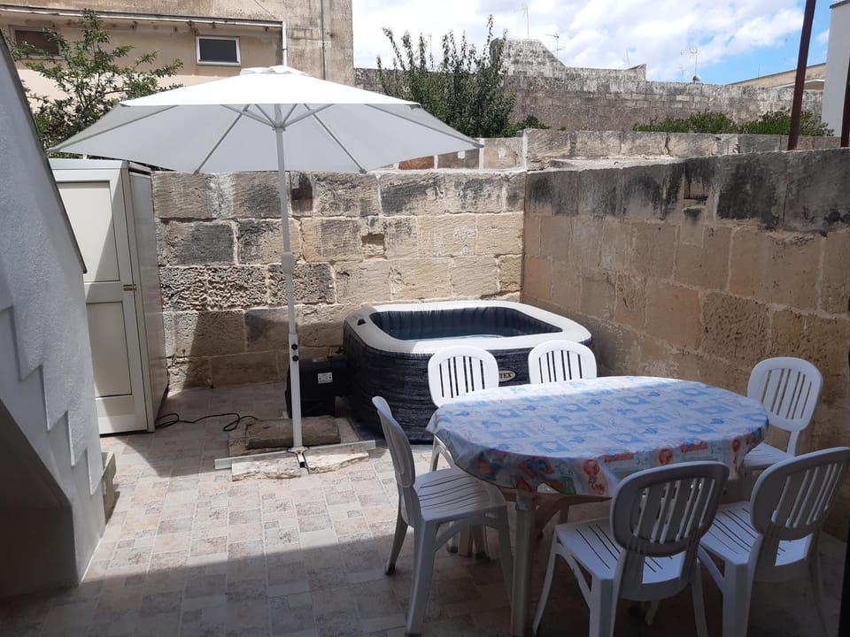 Property building, Hot Tub, Swimming pool