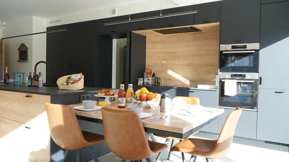 Kitchen or kitchenette, Dining area, oven, stove