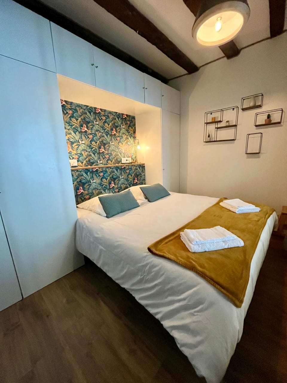 Bed, Photo of the whole room, Bedroom, towels