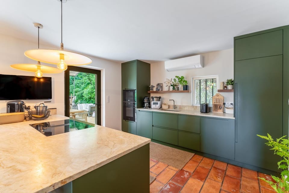TV and multimedia, oven, stove
