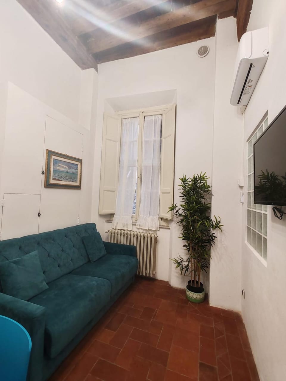 TV and multimedia, Living room, Seating area, air conditioner