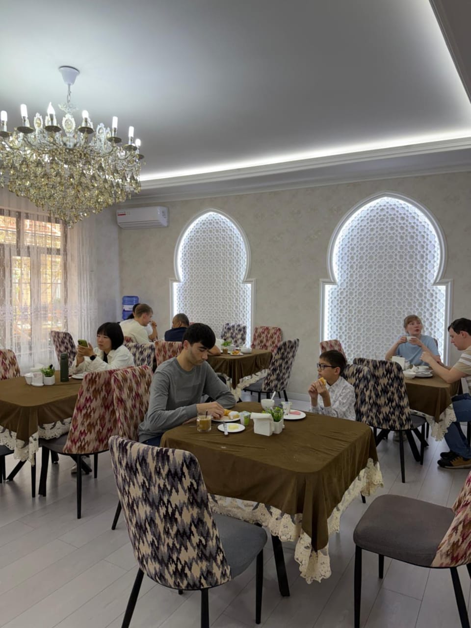 Restaurant/places to eat, People, Living room, Food and drinks, Banquet/Function facilities, Seating area, Food, group of guests