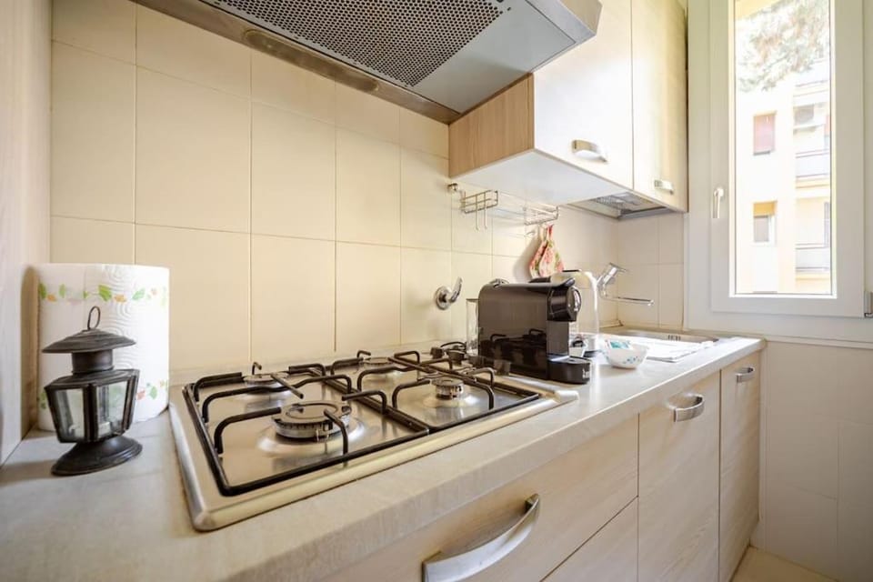 Coffee/tea facilities, Kitchen or kitchenette, stove