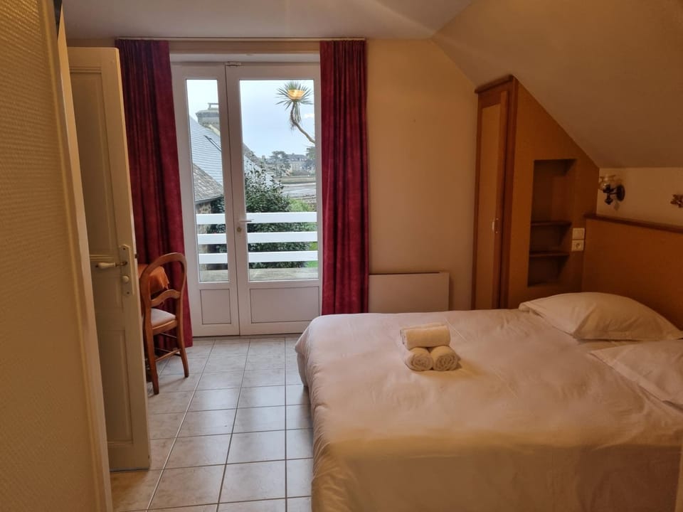 Bed, Photo of the whole room, Bedroom, towels, wardrobe