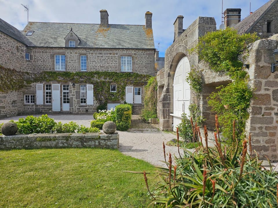Property building, Spring, Day, Garden, Garden view, Landmark view
