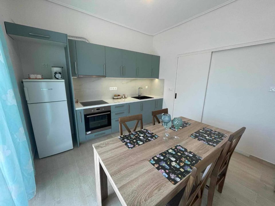 Kitchen or kitchenette, Dining area, oven, stove