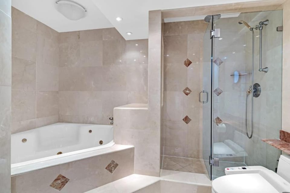 2 Bedrooms Unit OceanFront Resort The Alexander Apartment in Miami Beach