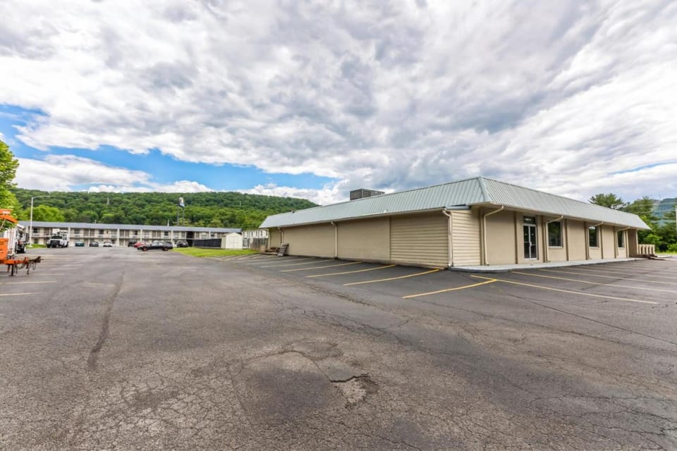 Days Inn I81 king room Hotel in West Virginia