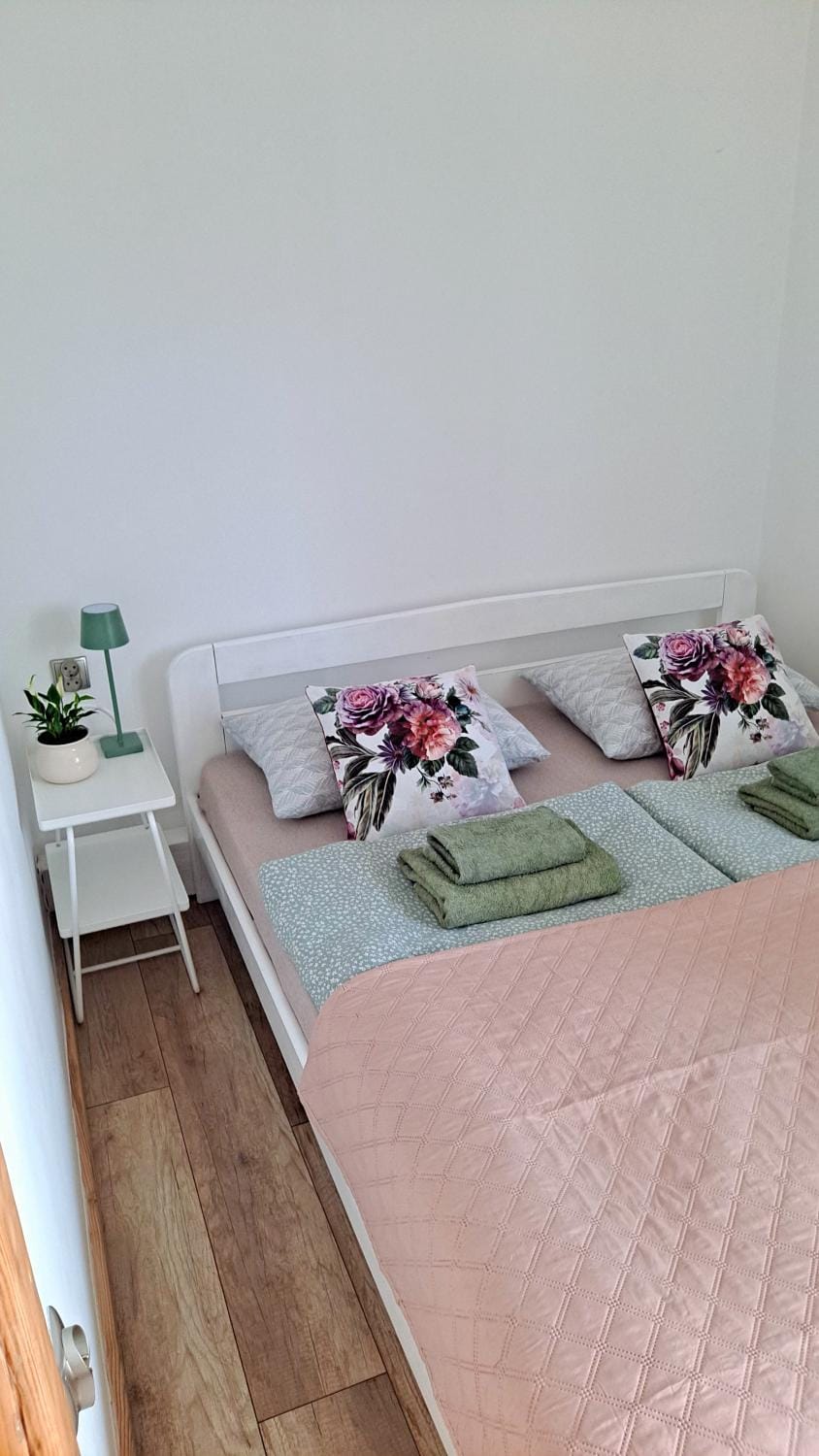 Bed, Photo of the whole room, Bedroom, towels
