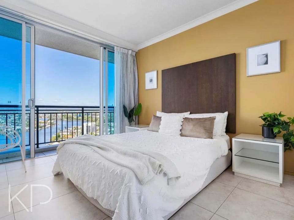Panoramic views Surfers-Chevron. Apartment in Surfers Paradise