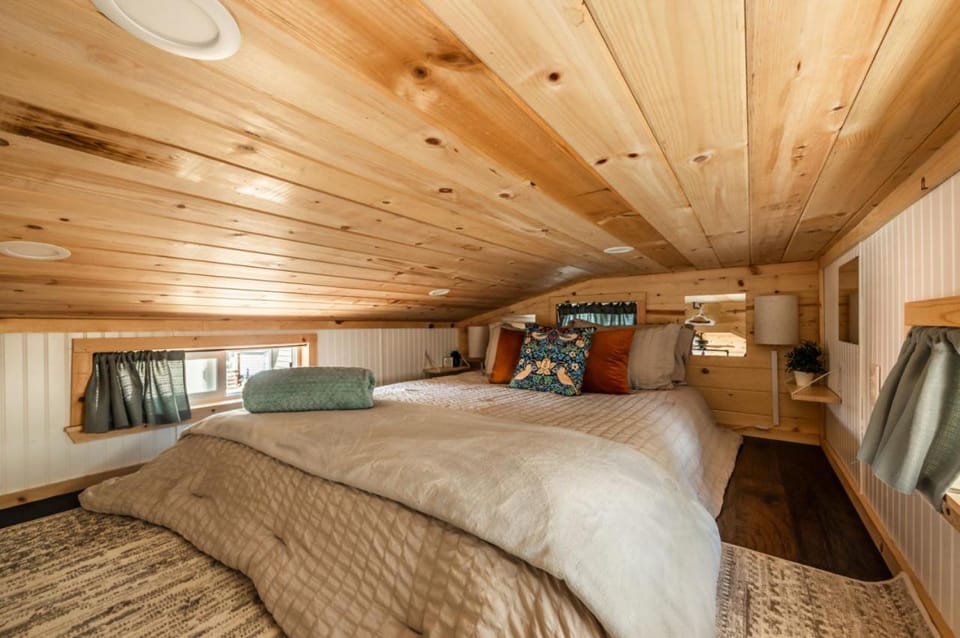 Bed, TV and multimedia, Bedroom