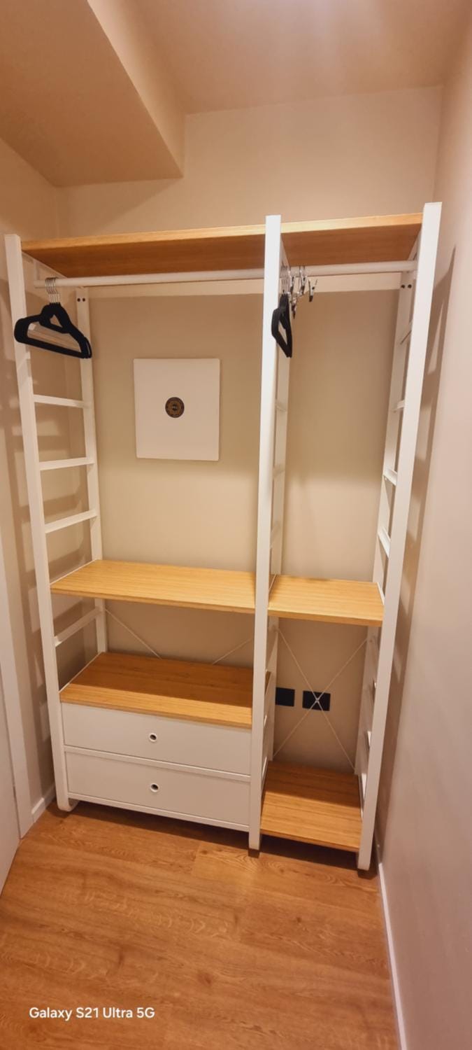 Photo of the whole room, Bedroom, wardrobe