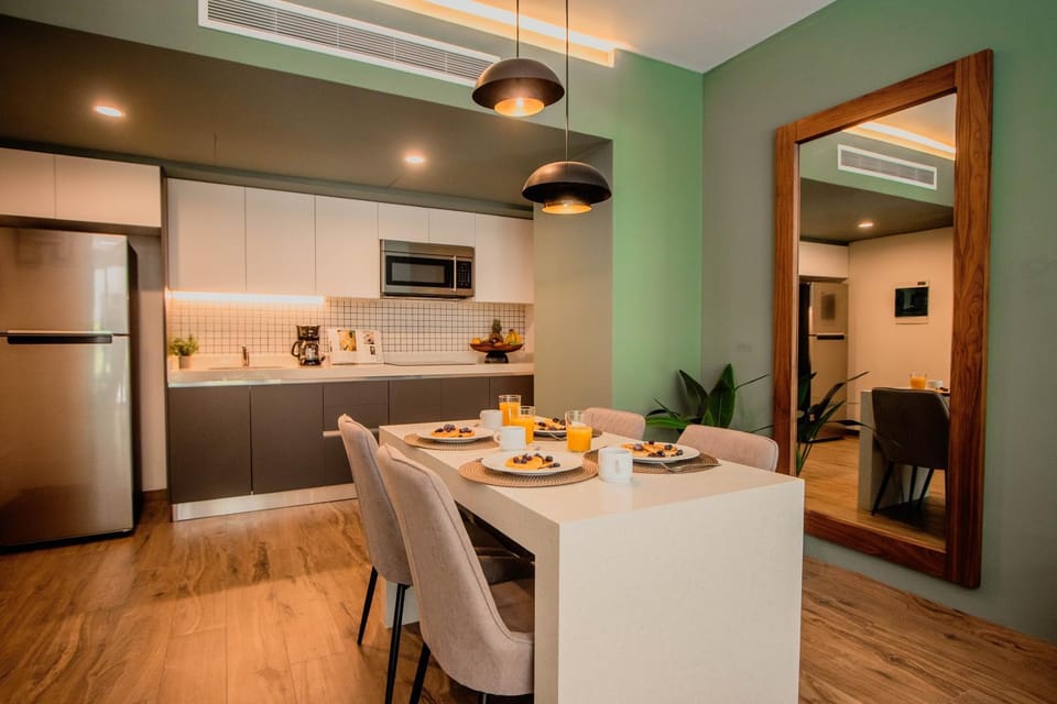 Kitchen or kitchenette, Dining area