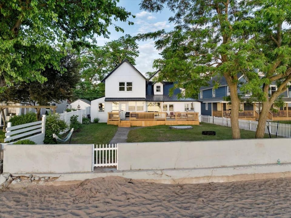 Park- Entire Home Sleeps 21 House in Sylvan Beach