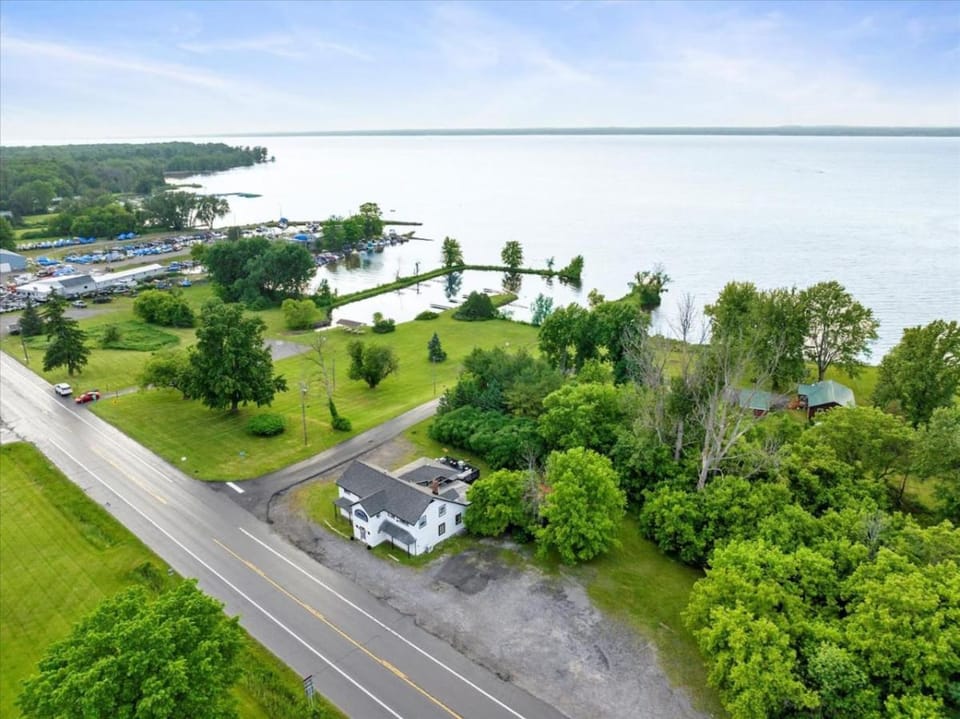 Whitewaters-Main plus Genoa on Oneida Lake - Sleeps 19 House in Oneida Lake