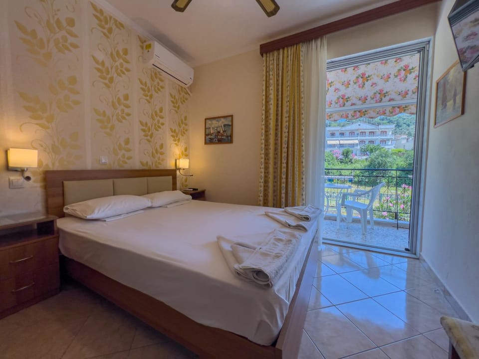 Bed, TV and multimedia, Photo of the whole room, Bedroom, towels, air conditioner