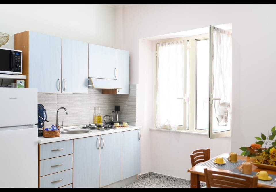Kitchen or kitchenette, Dining area, stove