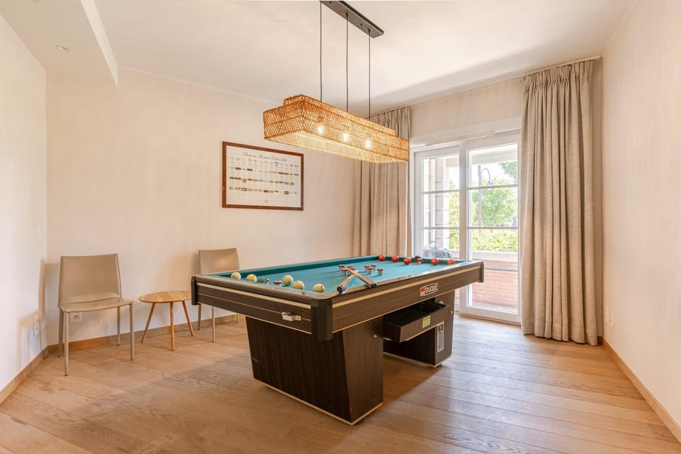 Billiard, Game Room