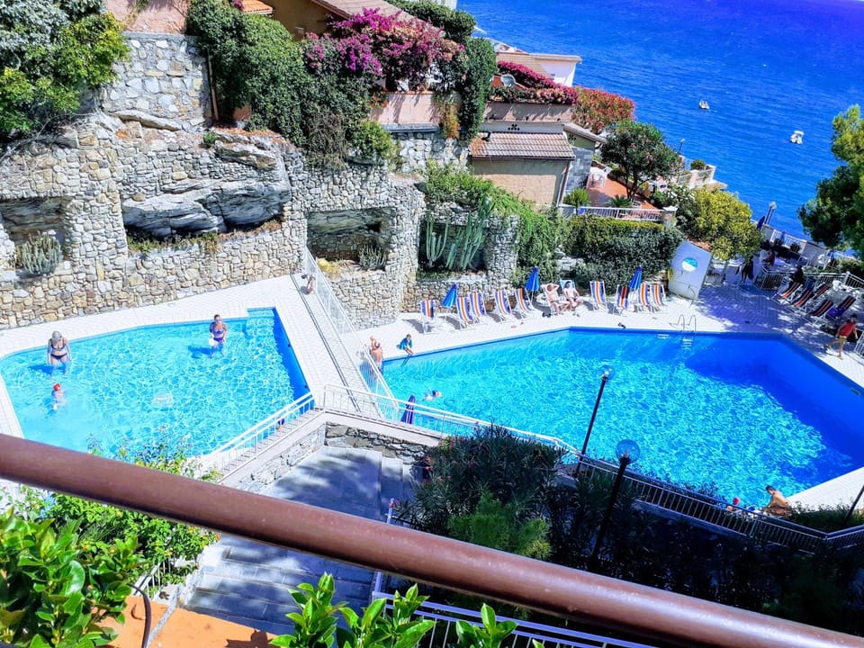 Swimming pool, Swimming pool