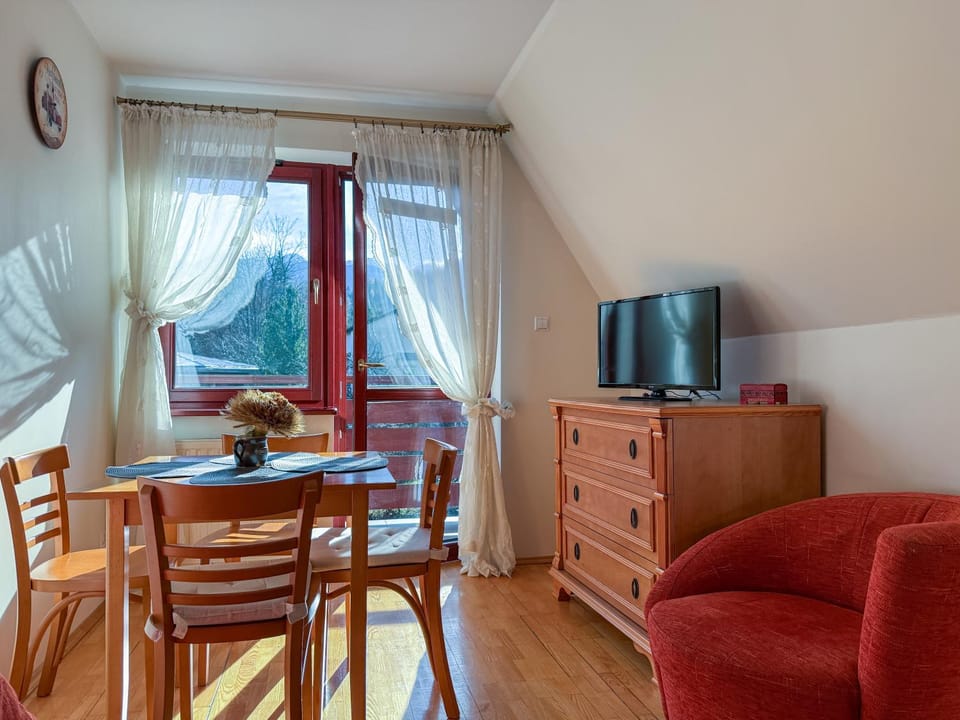 TV and multimedia, Seating area, Dining area