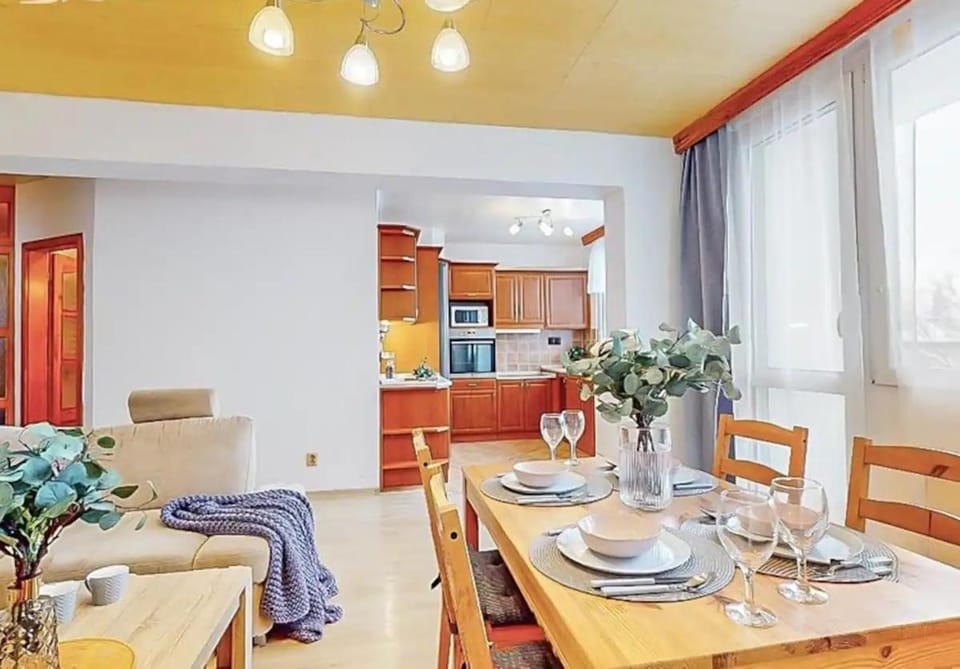 Kitchen or kitchenette, Living room, Seating area, Dining area