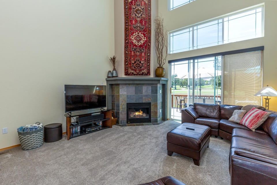 Spacious 4BR Private HOT TUB Eagle Crest Resort on Golf Course House in Oregon