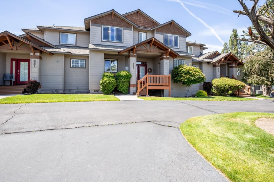 Spacious 4BR Private HOT TUB Eagle Crest Resort on Golf Course House in Oregon