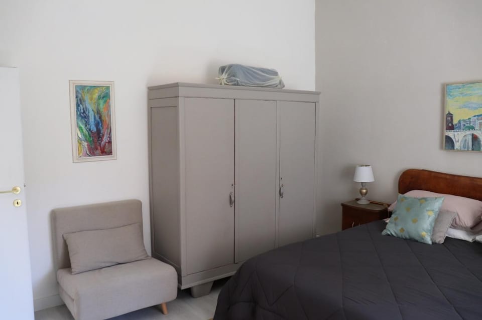 LA CASETTA DORATA , tra città, mare e aeroporto, parcheggio privato incluso Apartment in Rome