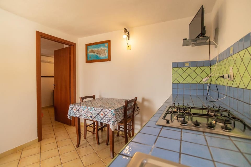 Kitchen or kitchenette, Dining area, stove