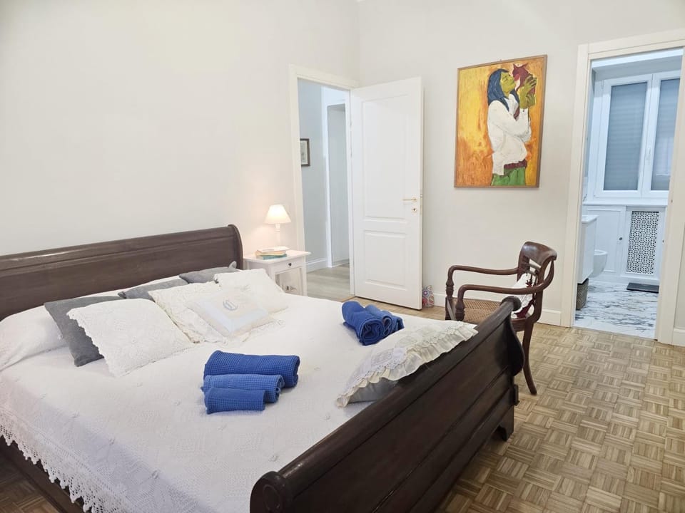 Bed, Photo of the whole room, Bedroom, towels