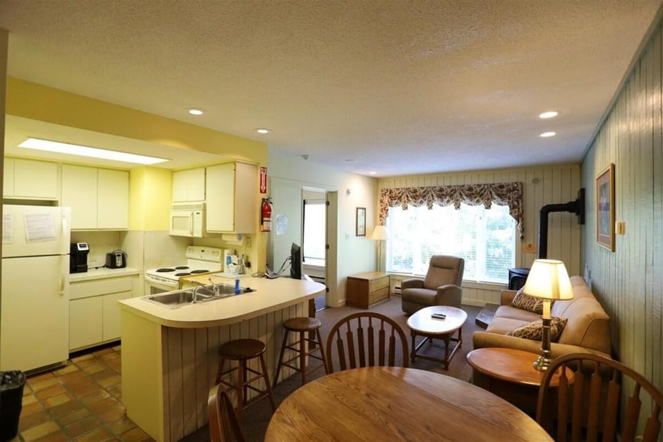 Inns of Waterville Valley 305 One Bedroom Unit at Inns of Waterville Valley House in Waterville Valley