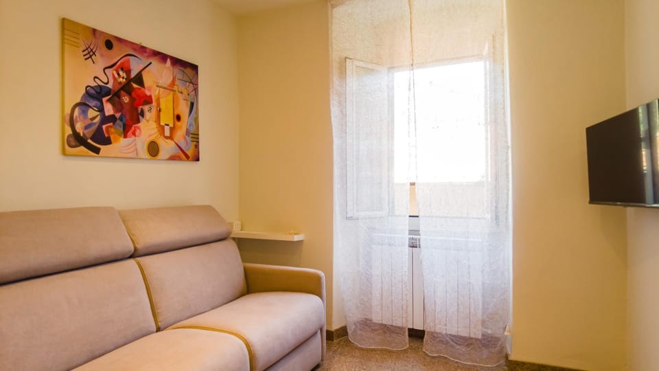Communal lounge/ TV room, TV and multimedia, Living room, Seating area, Evening entertainment
