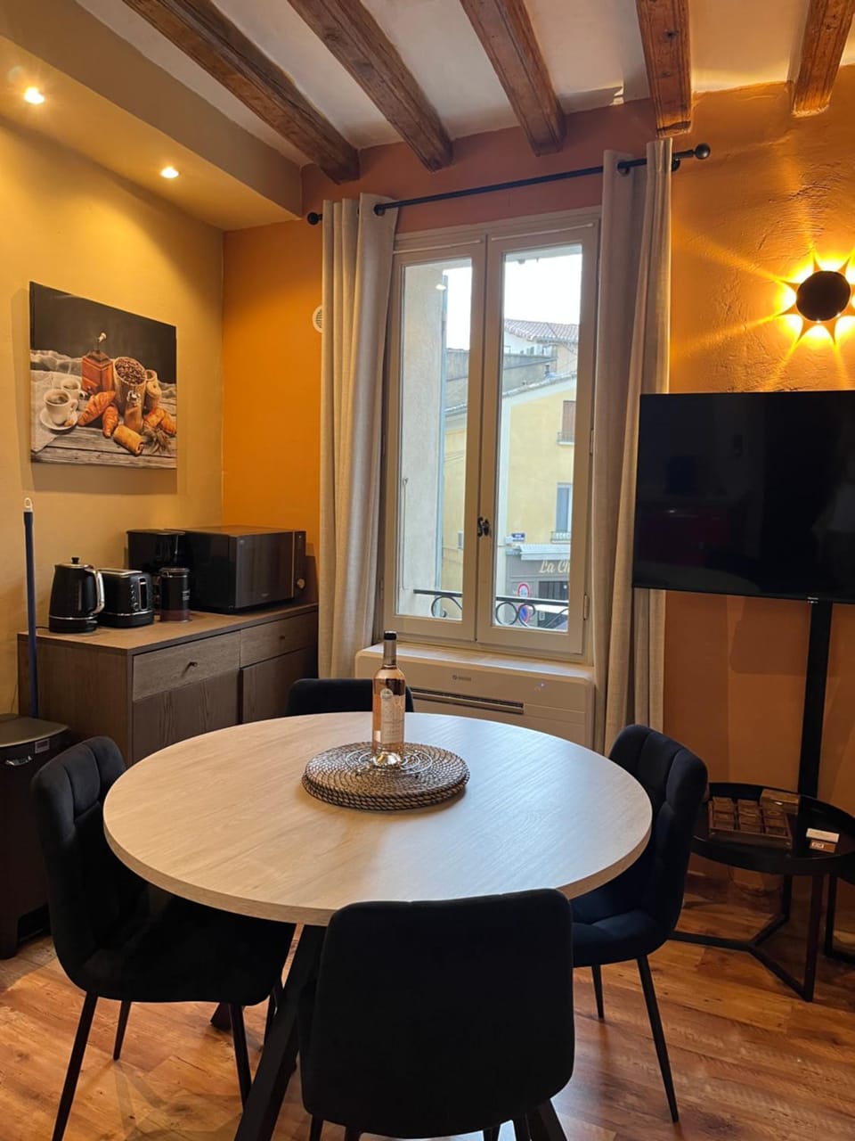 Logement studio avec vue sur le centre Historique Apartment in L'Isle-sur-la-Sorgue