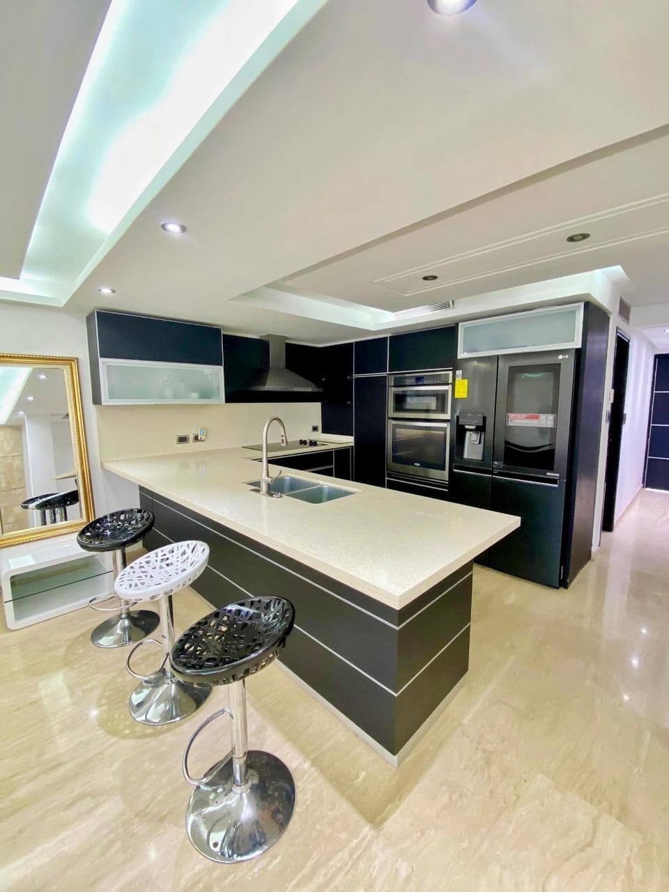 Kitchen or kitchenette, minibar, stove