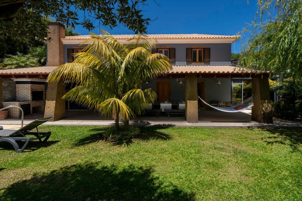 Property building, Day, Garden, Garden view, sunbed