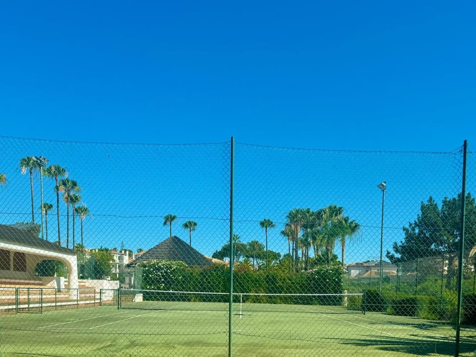 Day, Tennis court
