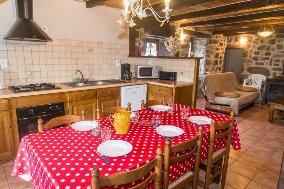 Gîte Gîtes de France 6/8 pers à La Bessière House in Auvergne-Rhône-Alpes