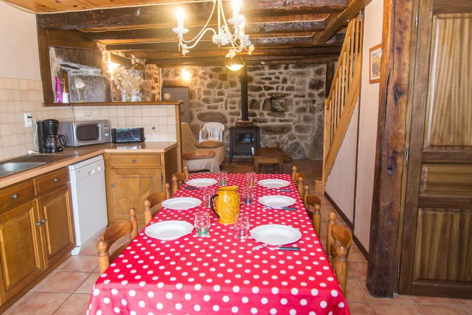 Gîte Gîtes de France 6/8 pers à La Bessière House in Auvergne-Rhône-Alpes