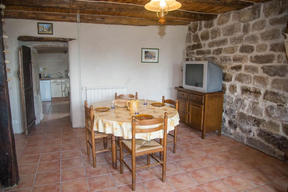 Gîtes de france 3/5 personnes à la bessière House in Auvergne-Rhône-Alpes