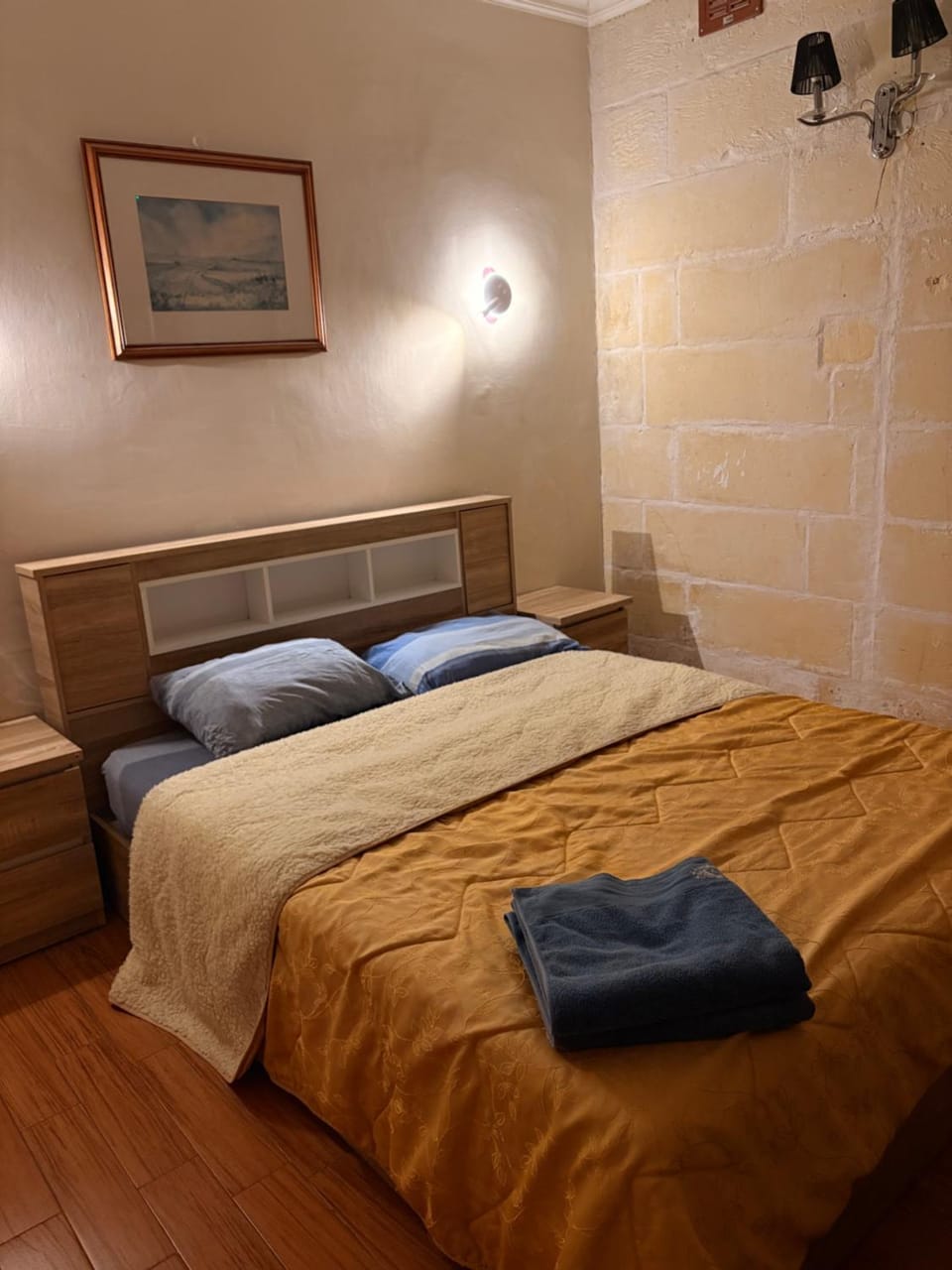 Bed, Bedroom, towels