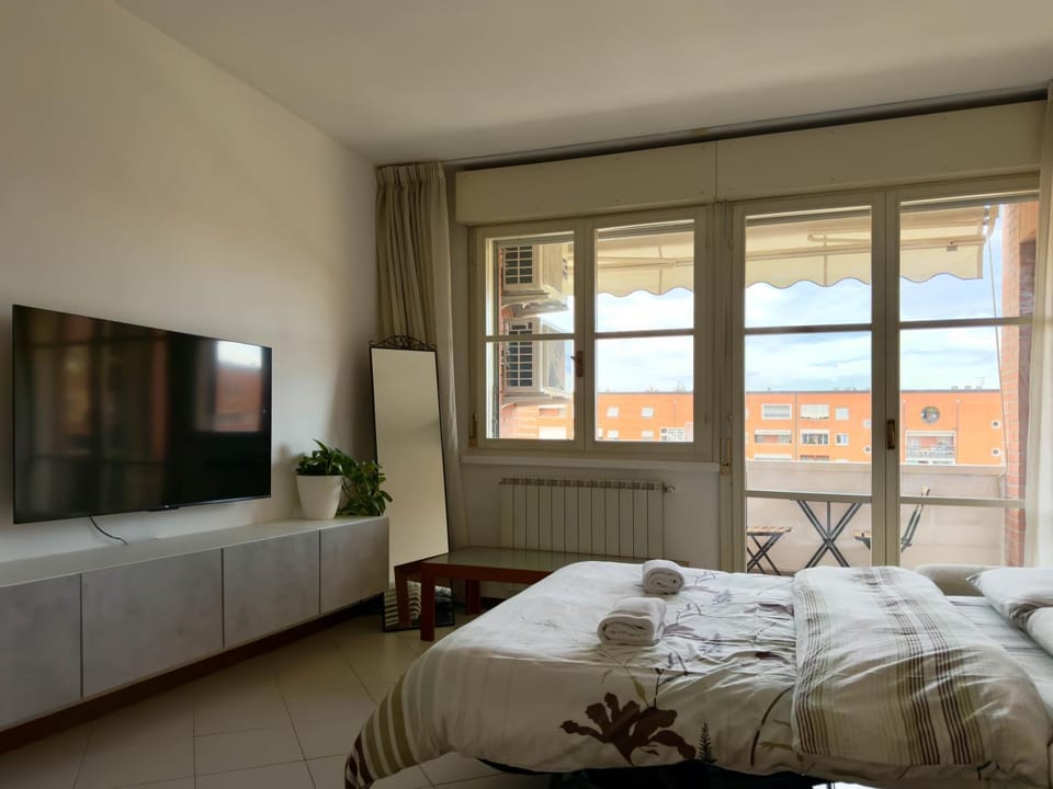 Bed, TV and multimedia, Living room